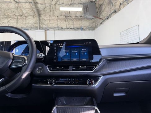 Used 2025 Chevrolet Equinox LT image 18