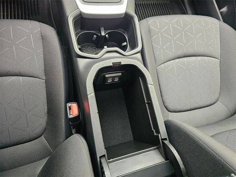 Used 2025 Toyota RAV4 XLE image 31