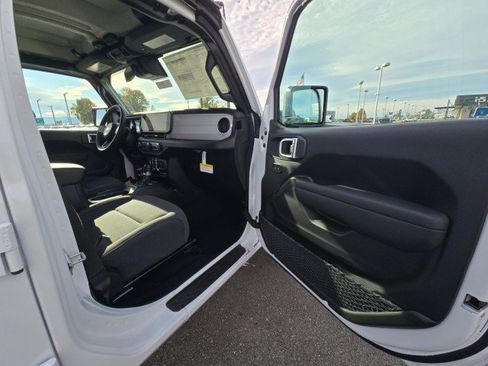 New 2025 Jeep Gladiator Sport image 10