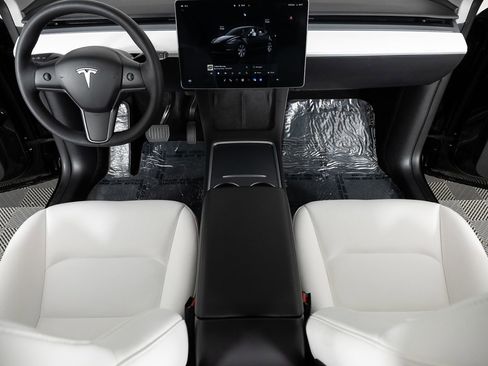 Used 2023 Tesla Model Y Long Range image 32