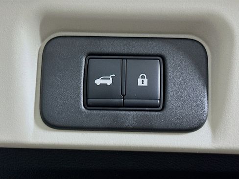 Used 2023 Nissan Ariya FWD image 32
