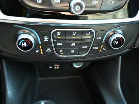 Used 2020 Chevrolet Traverse LT w/ LT Premium Package image 29