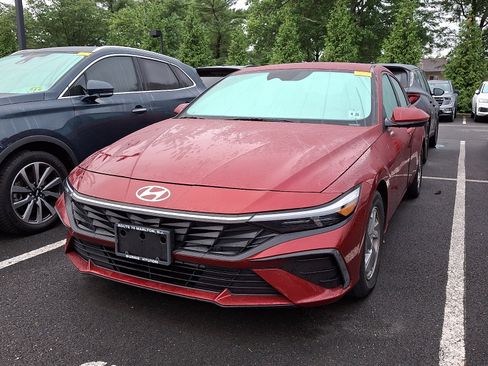 Used 2024 Hyundai Elantra SE FWD image 2