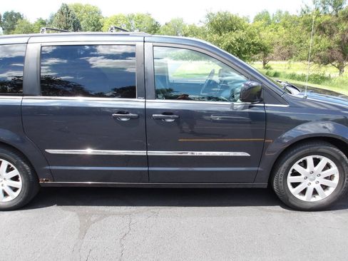 Used 2013 Chrysler Town & Country Touring FWD image 31