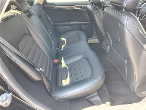 Used 2017 Ford Fusion SE w/ Equipment Group 201A FWD image 10
