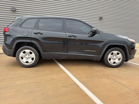 Used 2016 Jeep Cherokee Sport FWD image 2