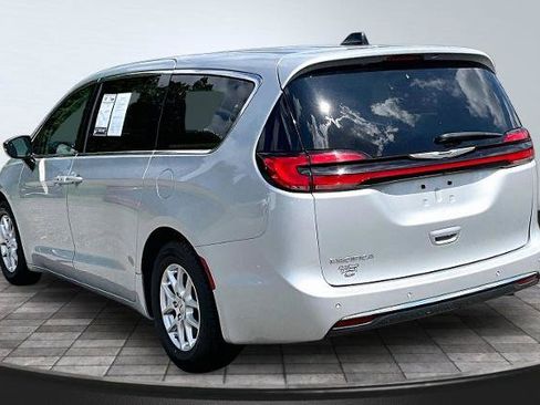 Used 2024 Chrysler Pacifica Touring-L FWD image 2