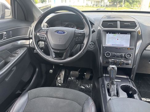 Used 2019 Ford Explorer XLT w/ XLT Sport Appearance Package AWD/4WD image 3