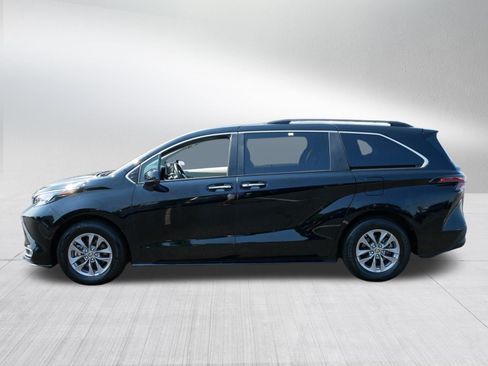 Used 2024 Toyota Sienna XLE FWD image 4