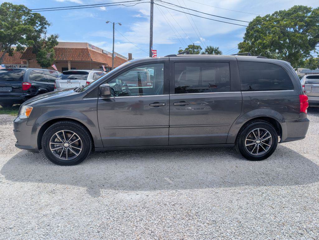 Used 2017 Dodge Grand Caravan SXT FWD image 4