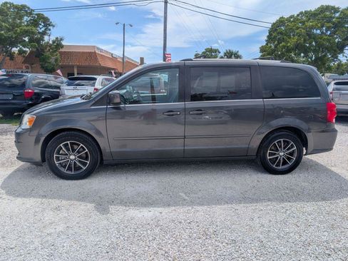 Used 2017 Dodge Grand Caravan SXT FWD image 4