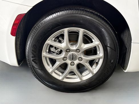 Used 2024 Chrysler Pacifica Touring-L FWD image 33