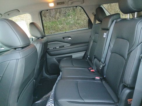 New 2025 Nissan Pathfinder SL w/ Black Appearance Package image 26