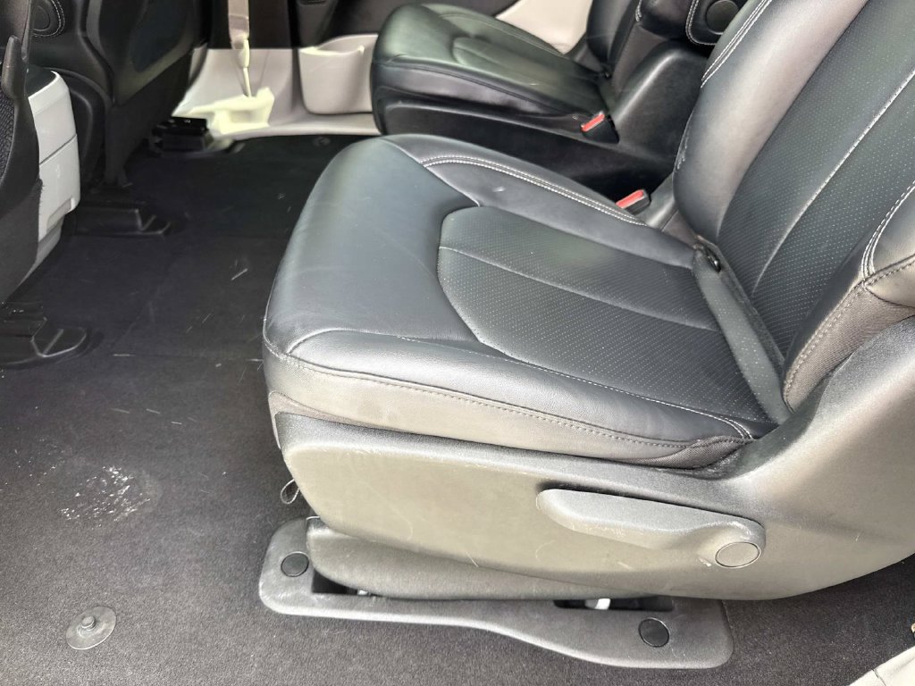 Used 2024 Chrysler Pacifica Limited FWD image 15