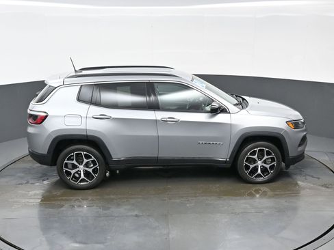 Used 2024 Jeep Compass Latitude image 38