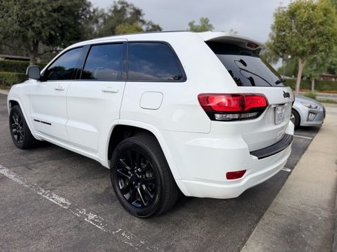 Used 2018 Jeep Grand Cherokee Altitude RWD image 2