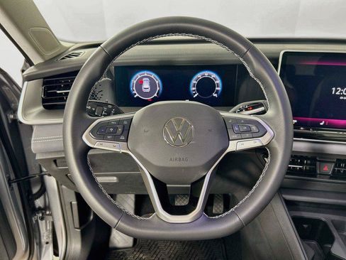 Used 2025 Volkswagen Tiguan SE AWD/4WD image 11
