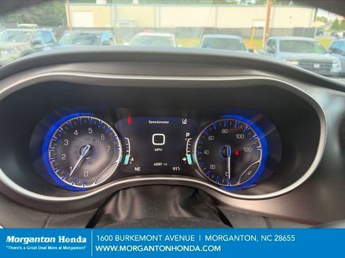 Used 2024 Chrysler Pacifica Touring-L FWD image 19