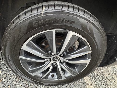 Used 2022 Toyota Venza LE image 30