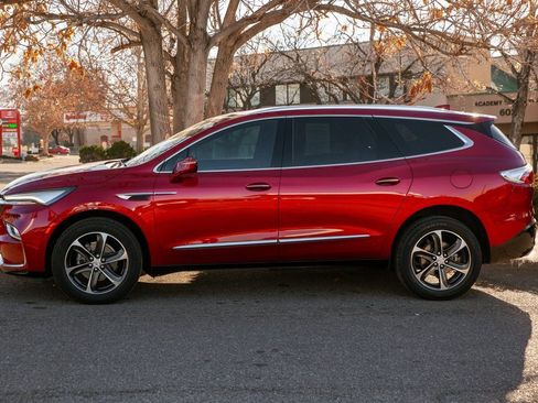 Used 2022 Buick Enclave Essence w/ Sport Touring Edition image 8