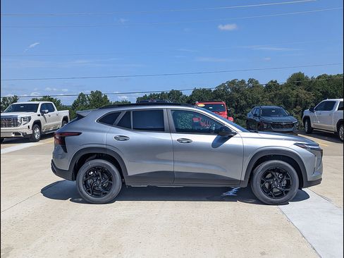 New 2026 Chevrolet Trax LT w/ Midnight Edition FWD image 6