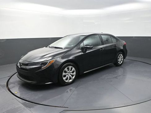 Used 2024 Toyota Corolla LE FWD image 3