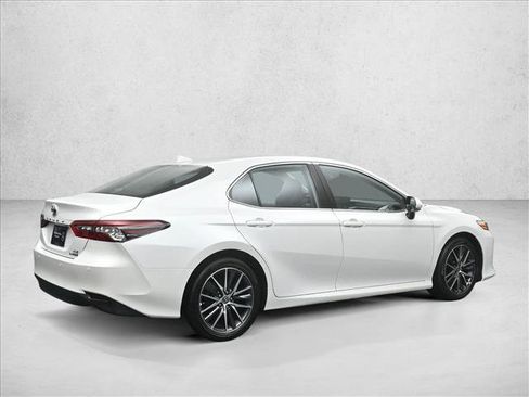 Used 2022 Toyota Camry XLE w/ Navigation Upgrade Package FWD image 2