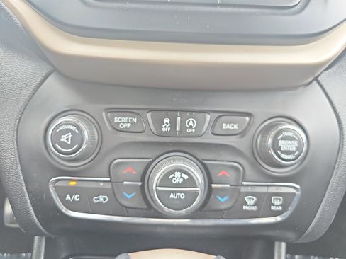 Used 2017 Jeep Cherokee Limited FWD image 18