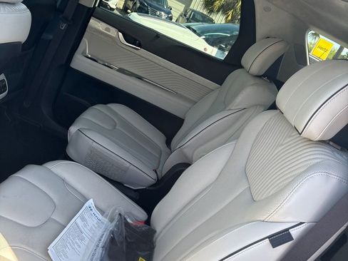 Used 2025 Hyundai Palisade Calligraphy image 3