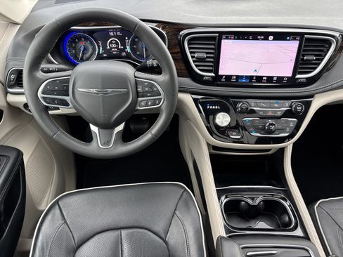 Used 2023 Chrysler Pacifica Limited FWD image 19