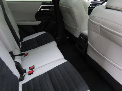 Used 2025 Mitsubishi Outlander SE FWD image 24