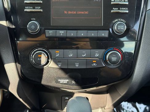 Used 2015 Nissan Rogue S AWD/4WD image 12