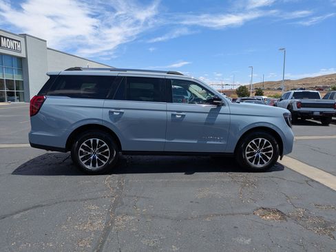 Certified 2025 Ford Expedition Platinum AWD/4WD image 3