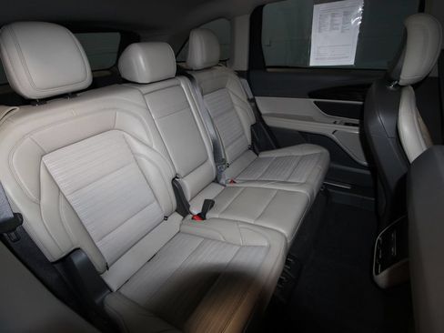 Used 2025 Lincoln Nautilus Reserve AWD/4WD image 30