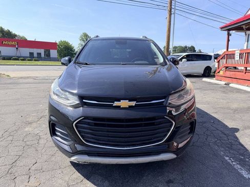 Used 2019 Chevrolet Trax LT w/ LT Convenience Package FWD image 2