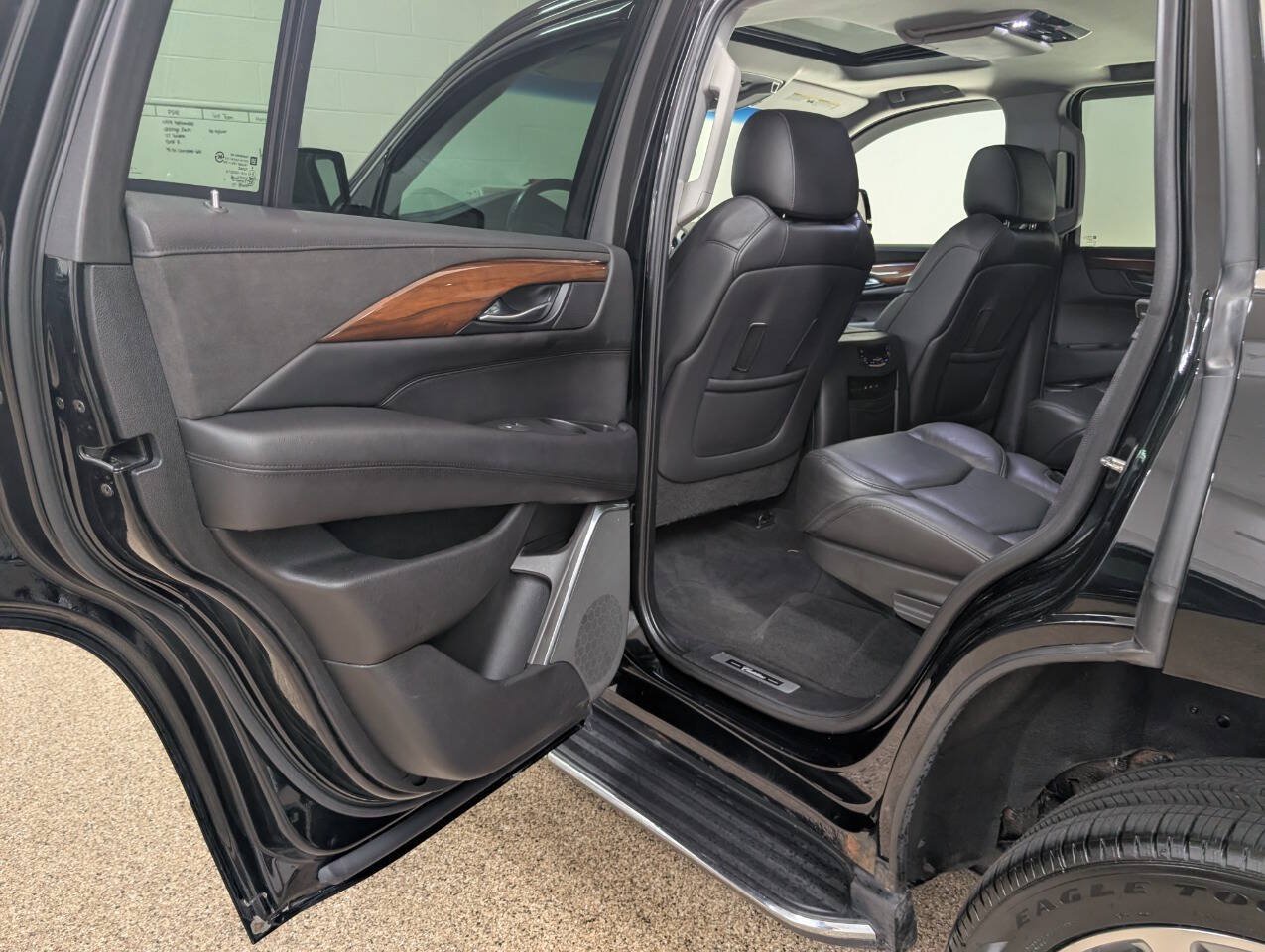 Used 2018 Cadillac Escalade Premium Luxury AWD/4WD image 14