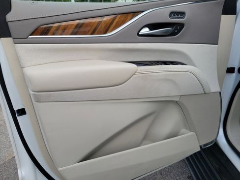 Certified 2024 Cadillac Escalade ESV Premium Luxury Platinum AWD/4WD image 32