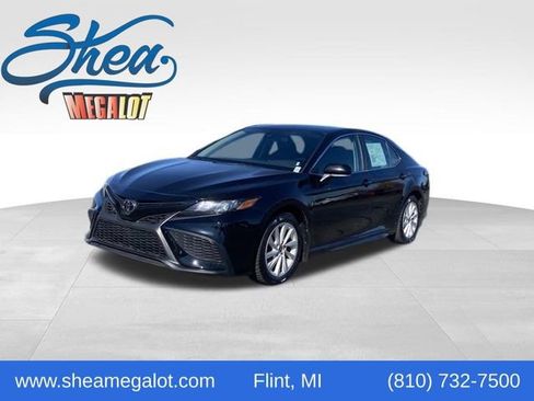 Used 2022 Toyota Camry SE image 1