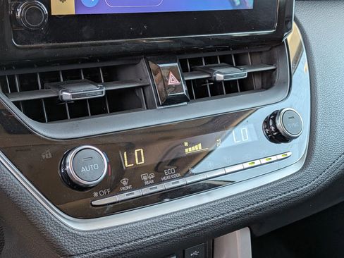 Used 2024 Toyota Corolla Cross XLE w/ Convenience Package image 21