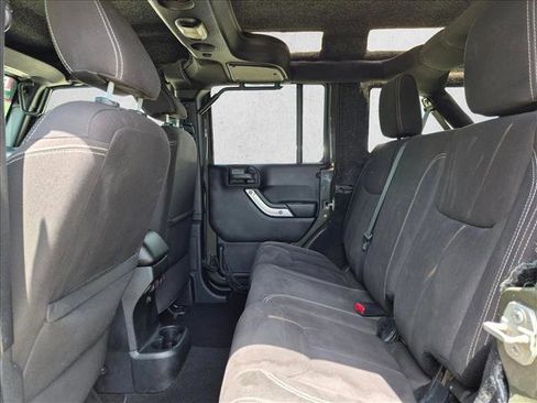 Used 2015 Jeep Wrangler Unlimited Rubicon w/ Connectivity Group AWD/4WD image 17