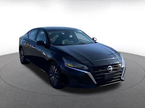 Used 2025 Nissan Altima 2.5 SV image 11