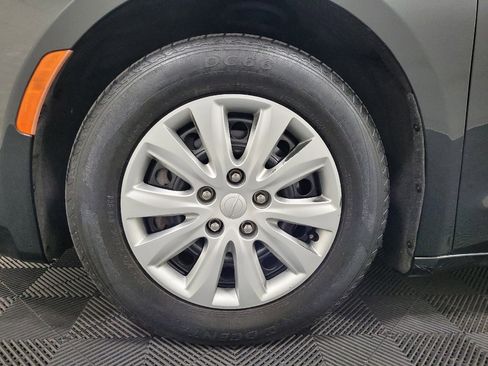 Used 2020 Chrysler Voyager L FWD image 31