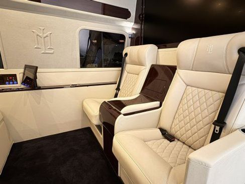 Used 2025 Mercedes-Benz Sprinter 2500 image 9
