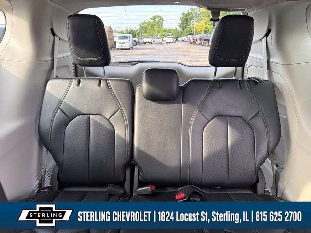 Used 2024 Chrysler Pacifica Touring-L FWD image 16