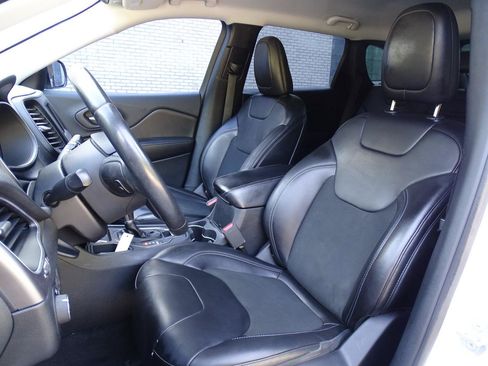 Used 2019 Jeep Cherokee Latitude Plus FWD image 11