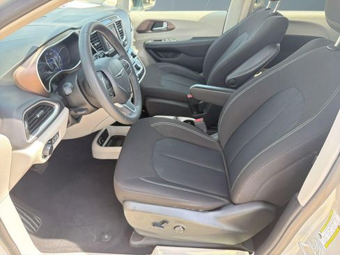 Used 2024 Chrysler Voyager LX FWD image 5