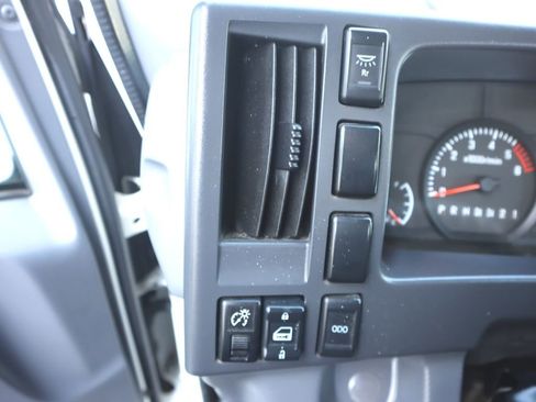 Used 2019 Isuzu NPR image 15