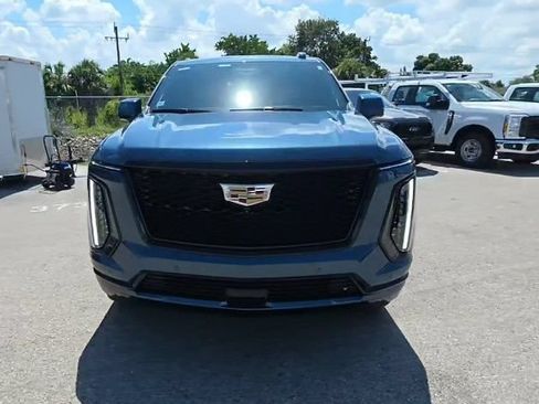Used 2025 Cadillac Escalade ESV Sport Platinum AWD/4WD image 2