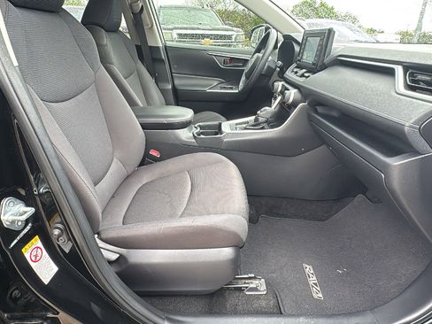 Used 2019 Toyota RAV4 LE FWD image 27