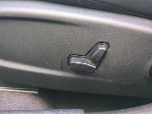 Used 2017 Chrysler 300 C Platinum w/ Safetytec Group II image 17